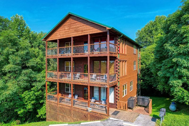 Cozy Bear Lodge Game Room Theater Room Hot Tub Free Attraction Tickets WIFI Sleeps 20!!! - image 32