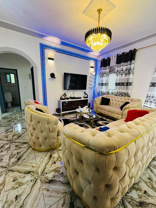 Khalifa luxury guest house Mbalgong - image 1