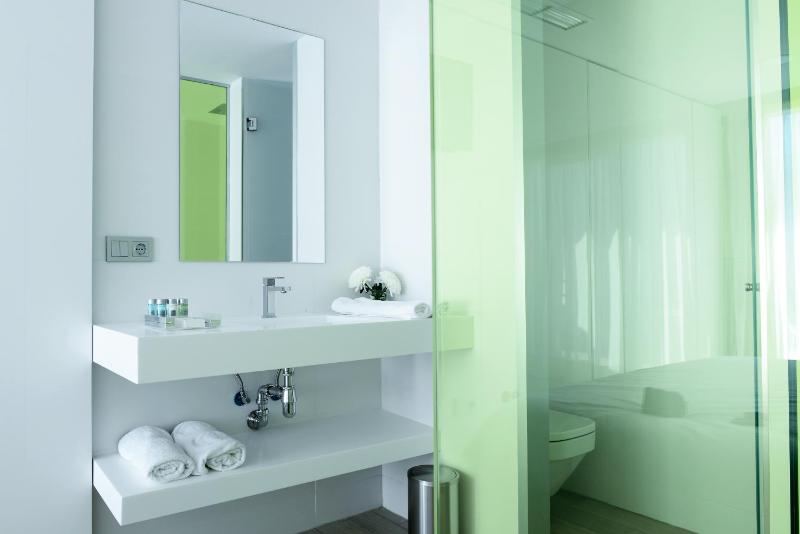 Standard Double Room image 4