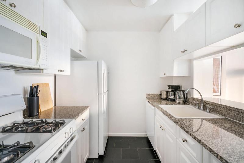 43-4D Newly furnished 2BR full service 24H Doorman laundry Gym - image 16