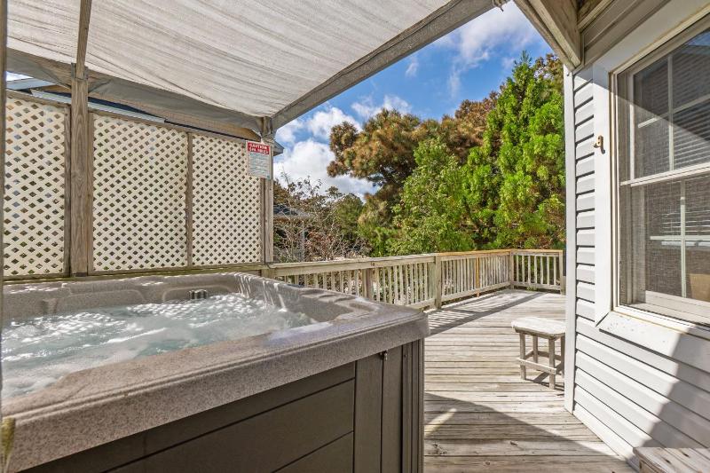 Whalehead Gem with Pool Hot Tub Steps to Beach - image 11