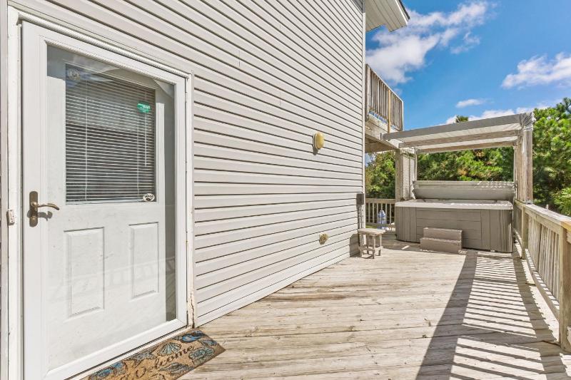 Whalehead Gem with Pool Hot Tub Steps to Beach - image 29