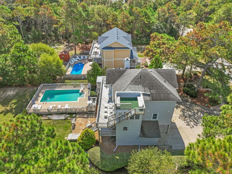 Whalehead Gem with Pool Hot Tub Steps to Beach - image 46