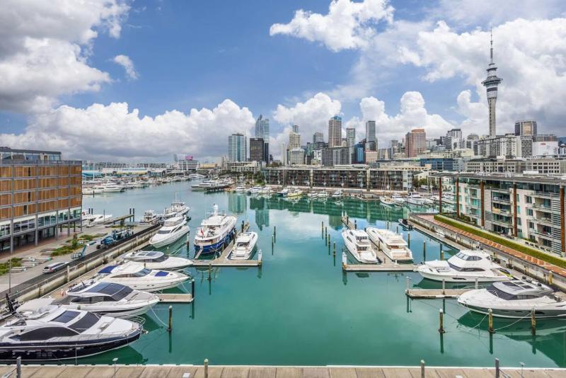 Luxury 3 Bed with Exquisite Harbour View Parking - image 5