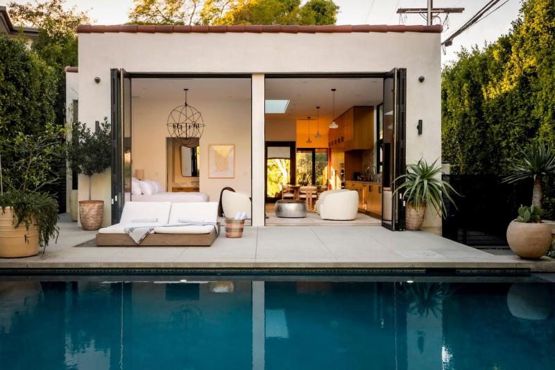 NEW Melrose Oasis Open Concept with Resort Pool - image 1