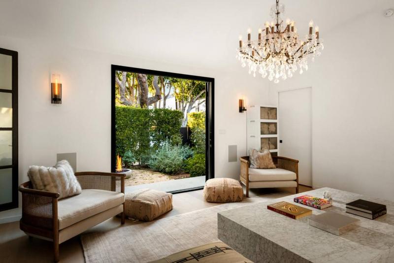 NEW Melrose Oasis Open Concept with Resort Pool - image 7