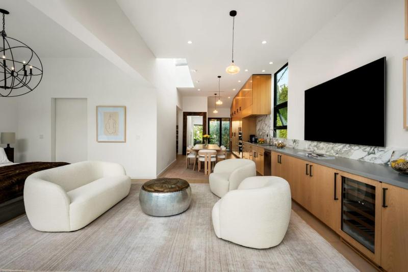 NEW Melrose Oasis Open Concept with Resort Pool - image 6