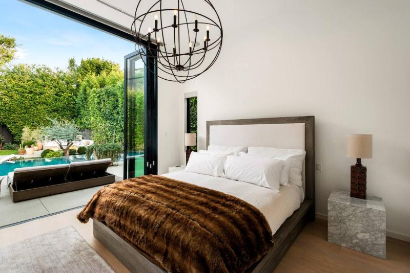 NEW Melrose Oasis Open Concept with Resort Pool - image 14