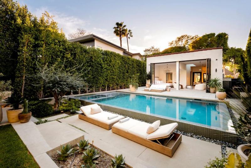 NEW Melrose Oasis Open Concept with Resort Pool - image 11