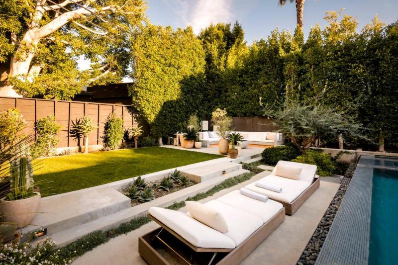 NEW Melrose Oasis Open Concept with Resort Pool - image 16