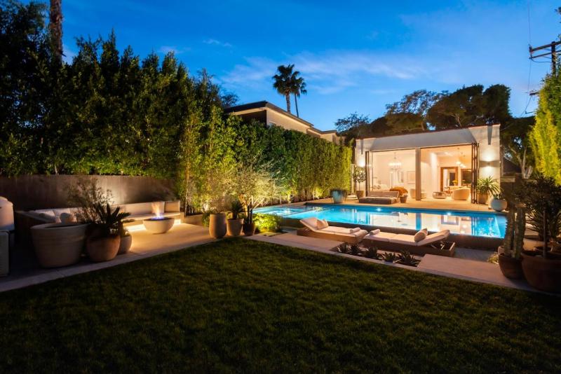 NEW Melrose Oasis Open Concept with Resort Pool - image 12