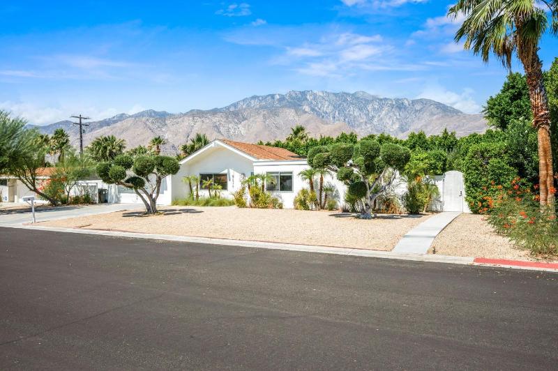 Nova Mae charming 3-bedroom with private pool in sunny Palm Springs CA - image 26