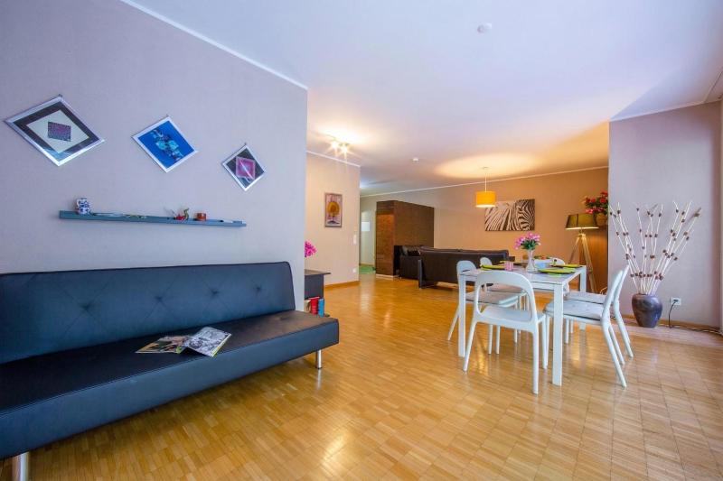 Maraini Elegante Apartment with Jacuzzi & Balcony - Happy Rentals - image 12