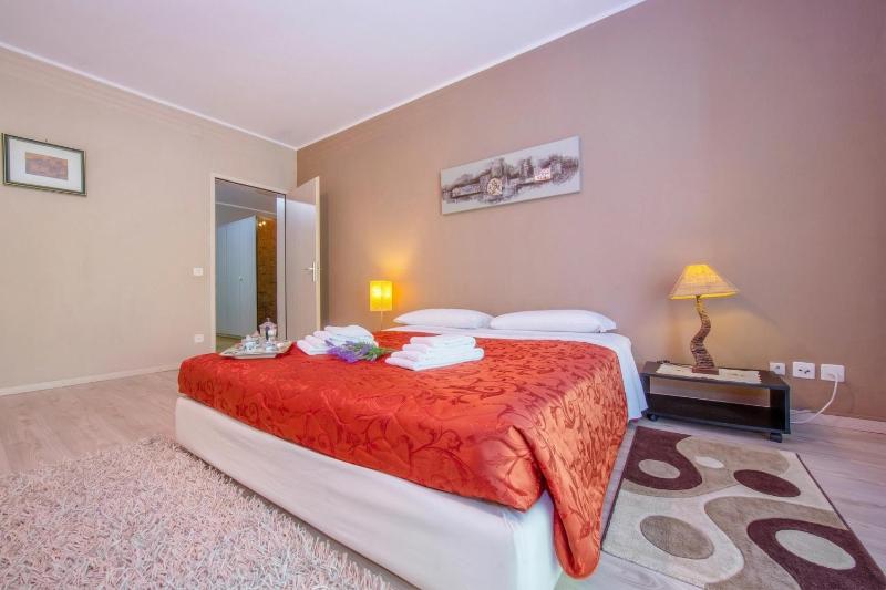 Maraini Elegante Apartment with Jacuzzi & Balcony - Happy Rentals - image 17