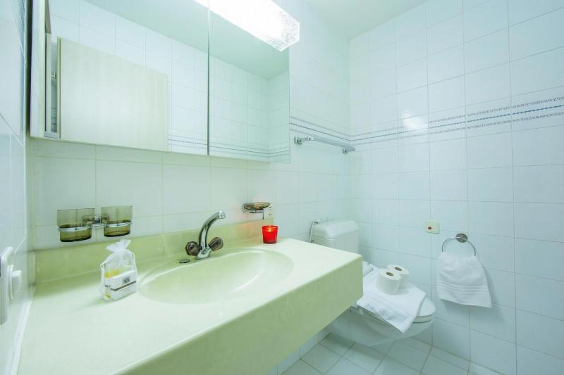 Maraini Elegante Apartment with Jacuzzi & Balcony - Happy Rentals - image 23