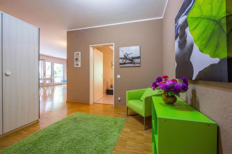 Maraini Elegante Apartment with Jacuzzi & Balcony - Happy Rentals - image 13