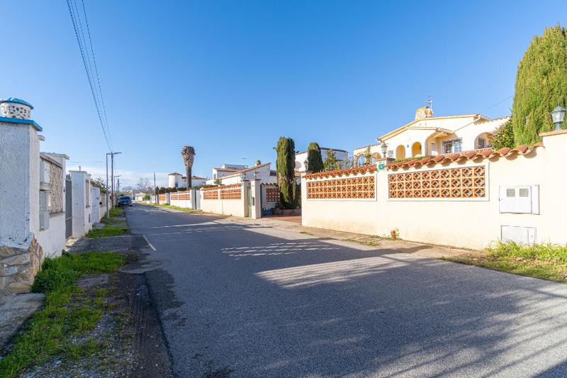RESIDENCIA ALBERES -Apartamento completo con piscina barbacoa parking- B - image 8