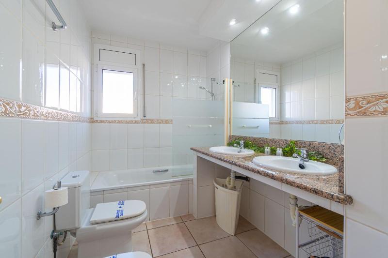 RESIDENCIA ALBERES -Apartamento completo con piscina barbacoa parking- B - image 18