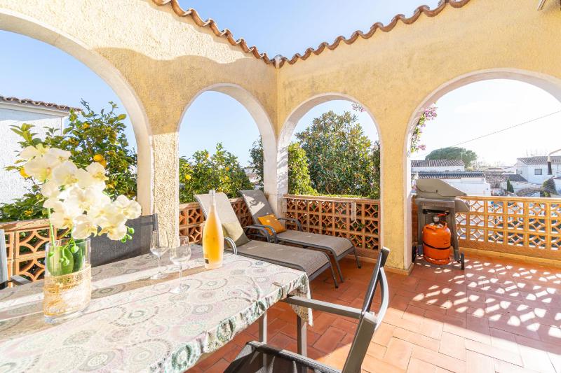 RESIDENCIA ALBERES -Apartamento completo con piscina barbacoa parking- B - image 3