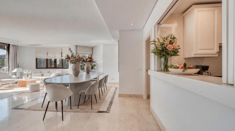 VACATION MARBELLA I La Alzambra Peaceful Hideaway with Sea views Close to Puerto Banus Large Communal Pool Luxury Renovated Interiors Sun-Drenched Terrace - image 49