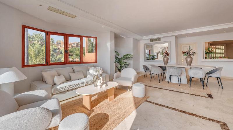 VACATION MARBELLA I La Alzambra Peaceful Hideaway with Sea views Close to Puerto Banus Large Communal Pool Luxury Renovated Interiors Sun-Drenched Terrace - image 47