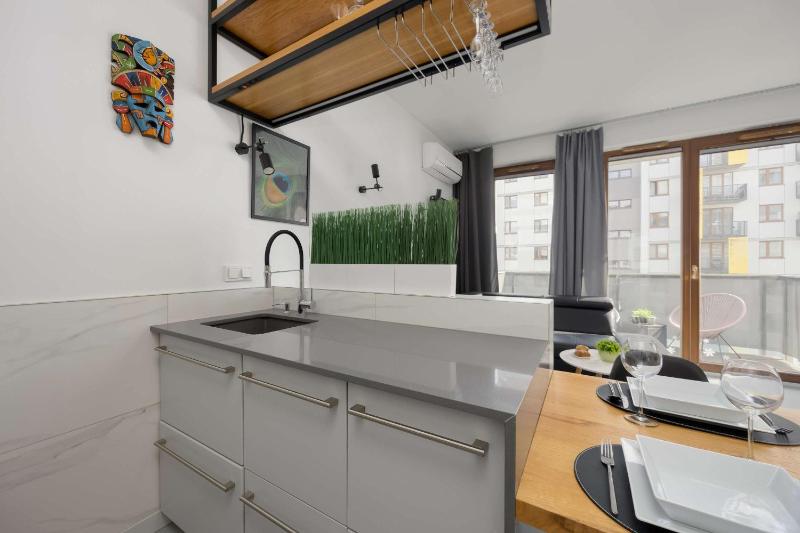 Air-conditioned Apartment with Balcony in Warsaw by Noclegi Renters - image 15