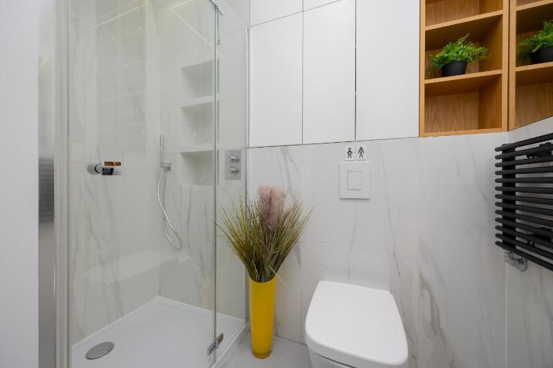 Air-conditioned Apartment with Balcony in Warsaw by Noclegi Renters - image 3
