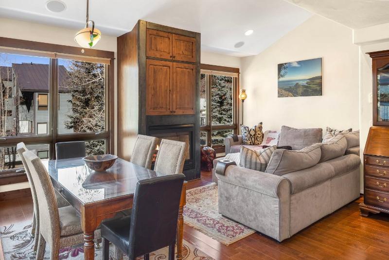 Walk to Festivals! Windows Fireplace Hot Tub condo - image 36