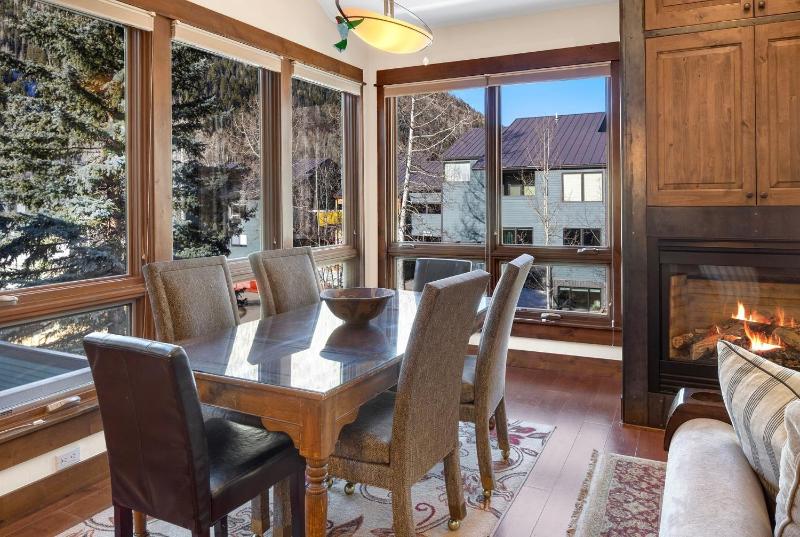 Walk to Festivals! Windows Fireplace Hot Tub condo - image 37