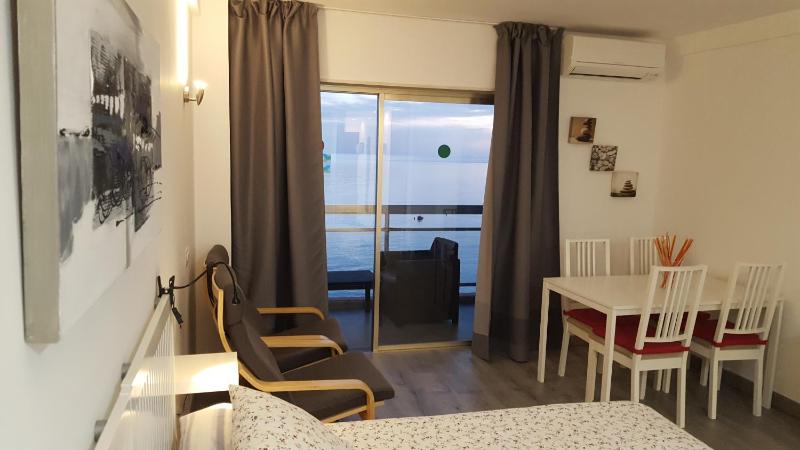 Studio Apartment with Sea View image 4