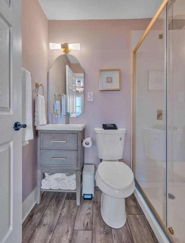 Modern 2BR Near Downtown Nashville | Free Parking - image 14