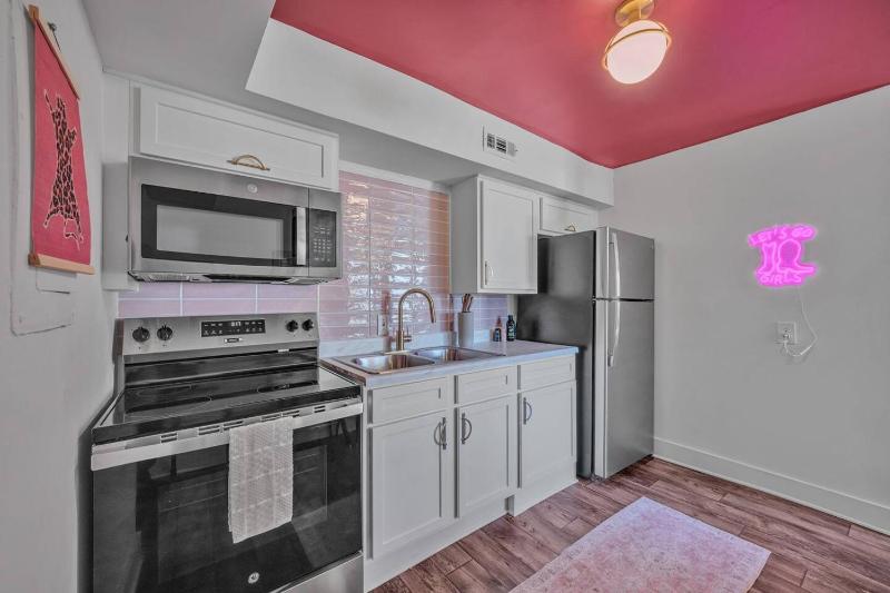 Modern 2BR Near Downtown Nashville | Free Parking - image 12