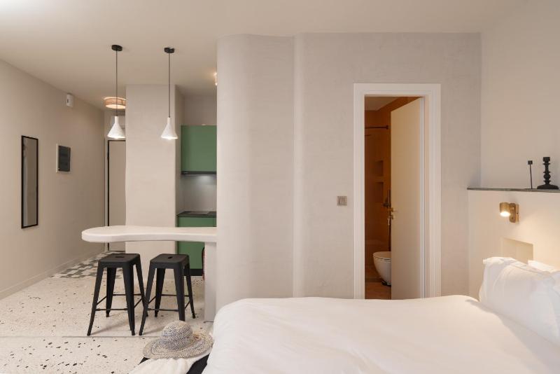 Eridanus Ceramis Suites - image 3