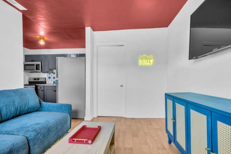Spacious 2BR Apartment Downtown | Free Parking - image 11