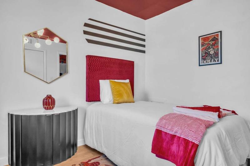 Spacious 2BR Apartment Downtown | Free Parking - image 12