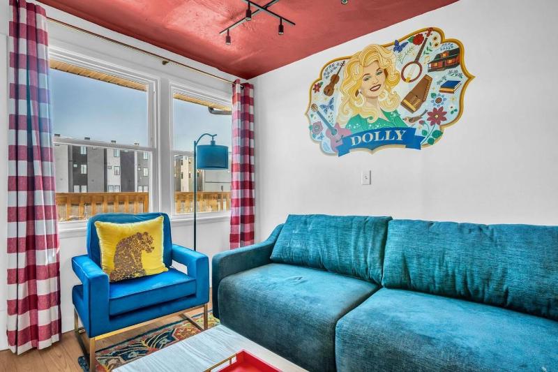 Spacious 2BR Apartment Downtown | Free Parking - image 6