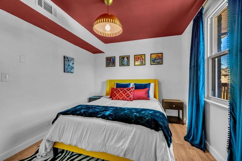 Spacious 2BR Apartment Downtown | Free Parking - image 5
