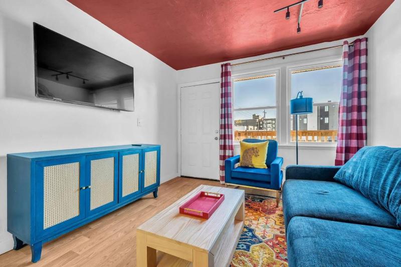 Spacious 2BR Apartment Downtown | Free Parking - image 7