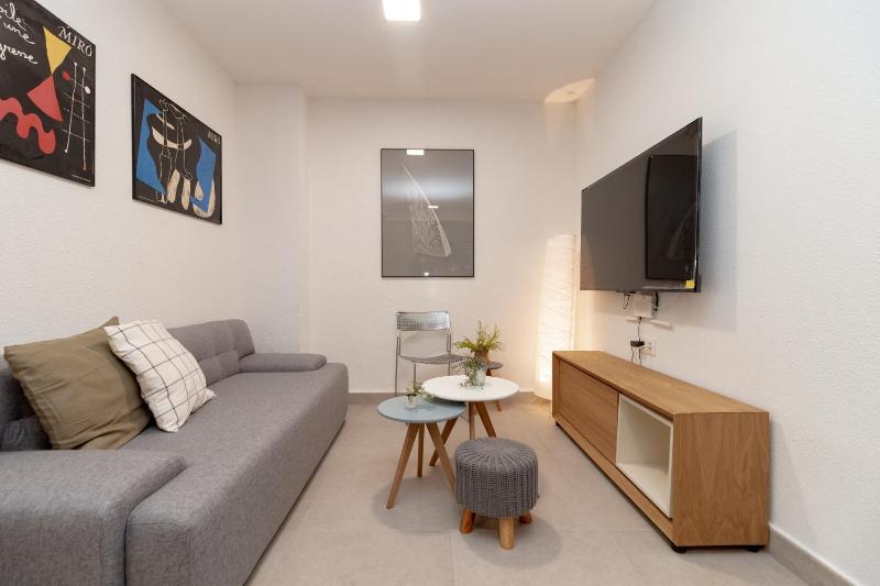 C23 Lovely 4 Bedroom close to Maria Zambrano - image 1