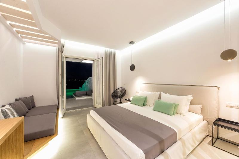 Superior Suite with Private Pool  Side Sea View image 4