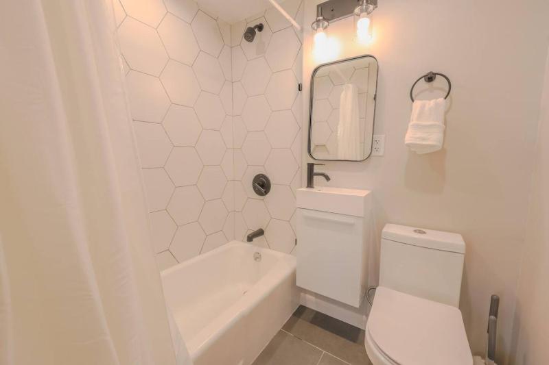 Stunning Back Bay Studio Apartment - image 2