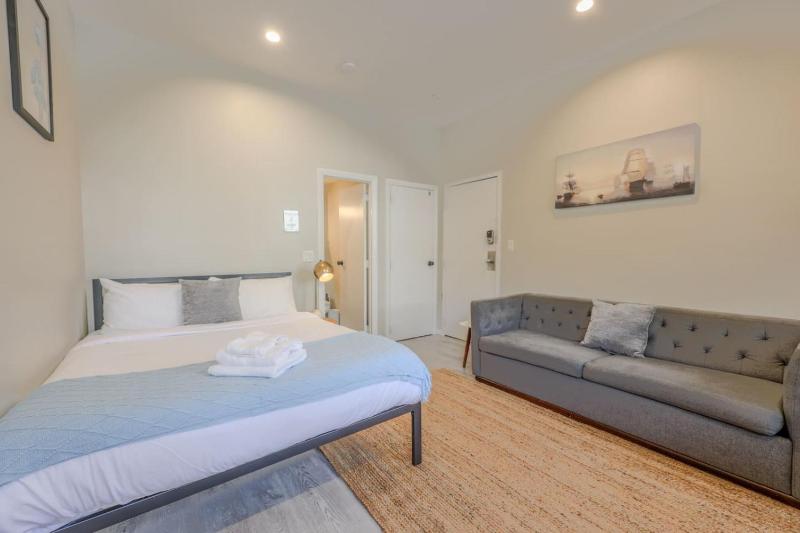 Stunning Back Bay Studio Apartment - image 8