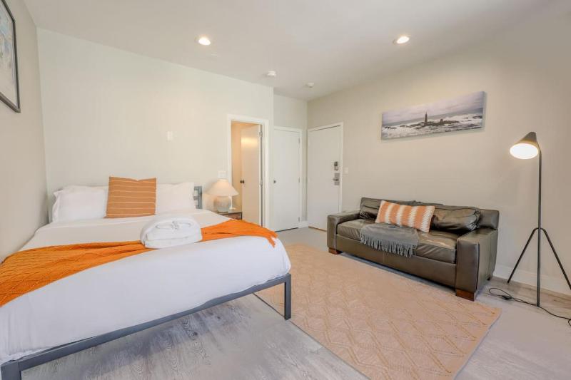 Sleek Studio Apartment in the South End - image 4