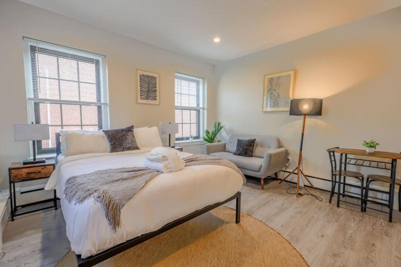 Back Bay Stylish Studio - image 4