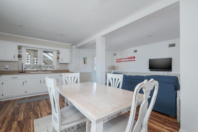 5212B - John and June's Place - image 17