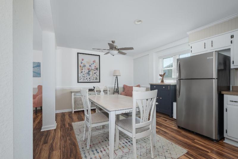 5212B - John and June's Place - image 22
