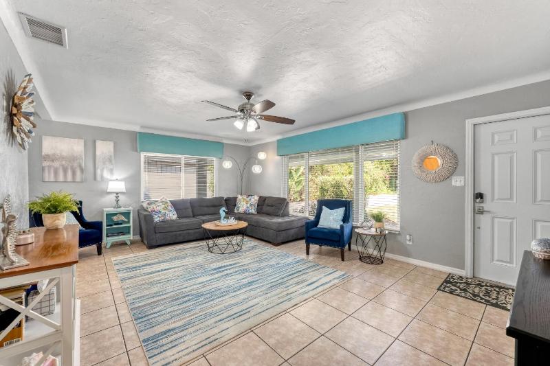 The Siesta Shortcut | Spacious Pool Home Minutes to Siesta Key Beach - image 26