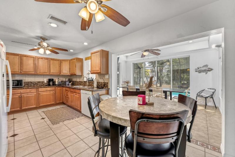 The Siesta Shortcut | Spacious Pool Home Minutes to Siesta Key Beach - image 30