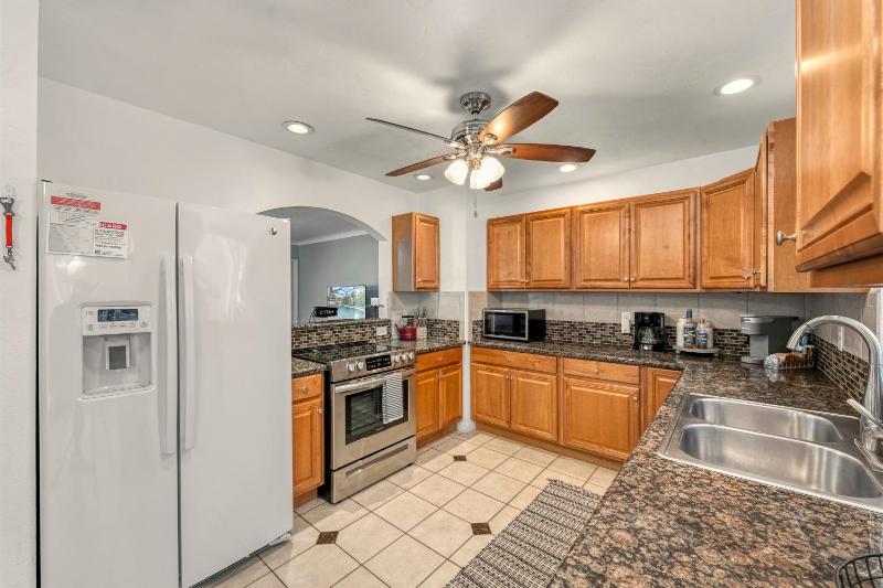The Siesta Shortcut | Spacious Pool Home Minutes to Siesta Key Beach - image 27