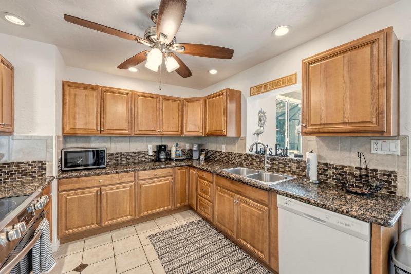 The Siesta Shortcut | Spacious Pool Home Minutes to Siesta Key Beach - image 6
